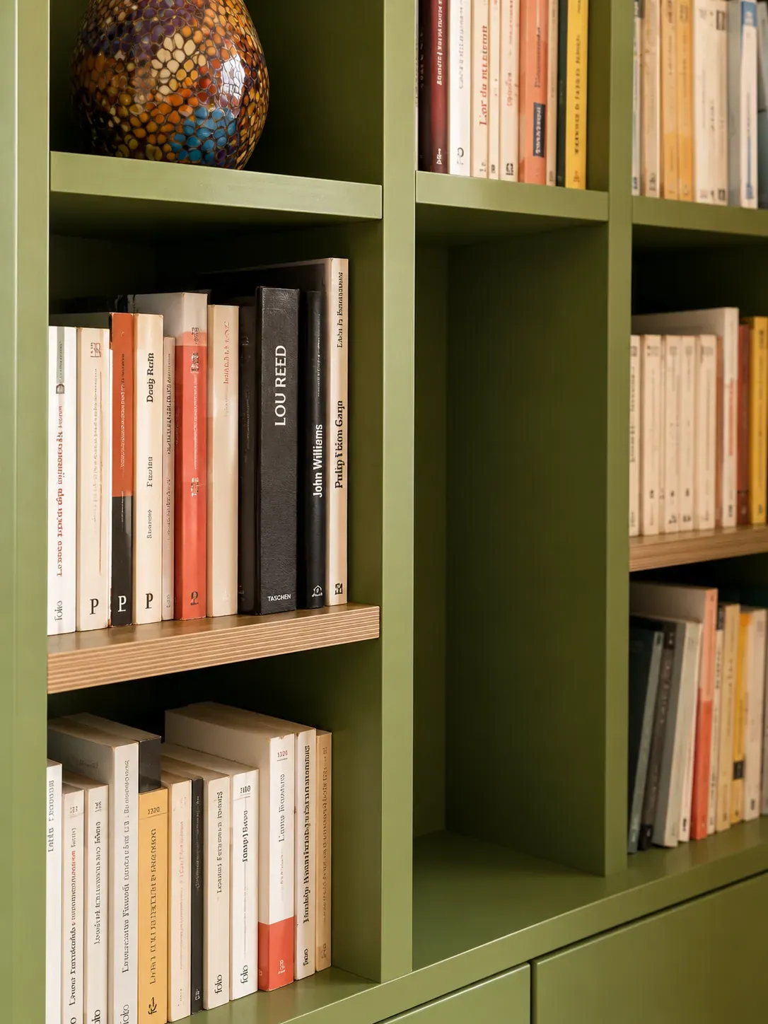 Bibliothèque vert olive aux accents chaleureux