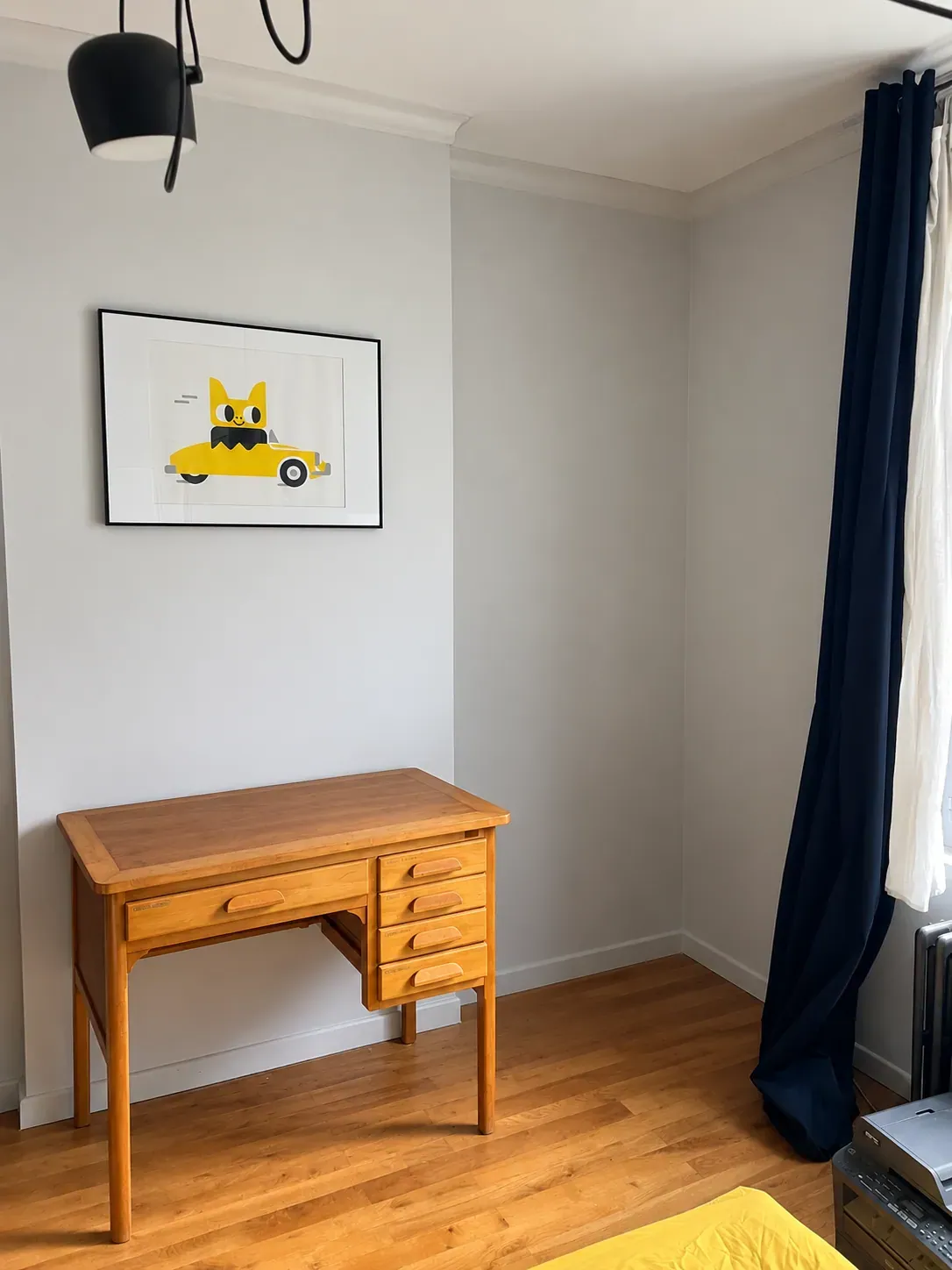 Coin bureau minimaliste baigné de lumière avant, avant travaux