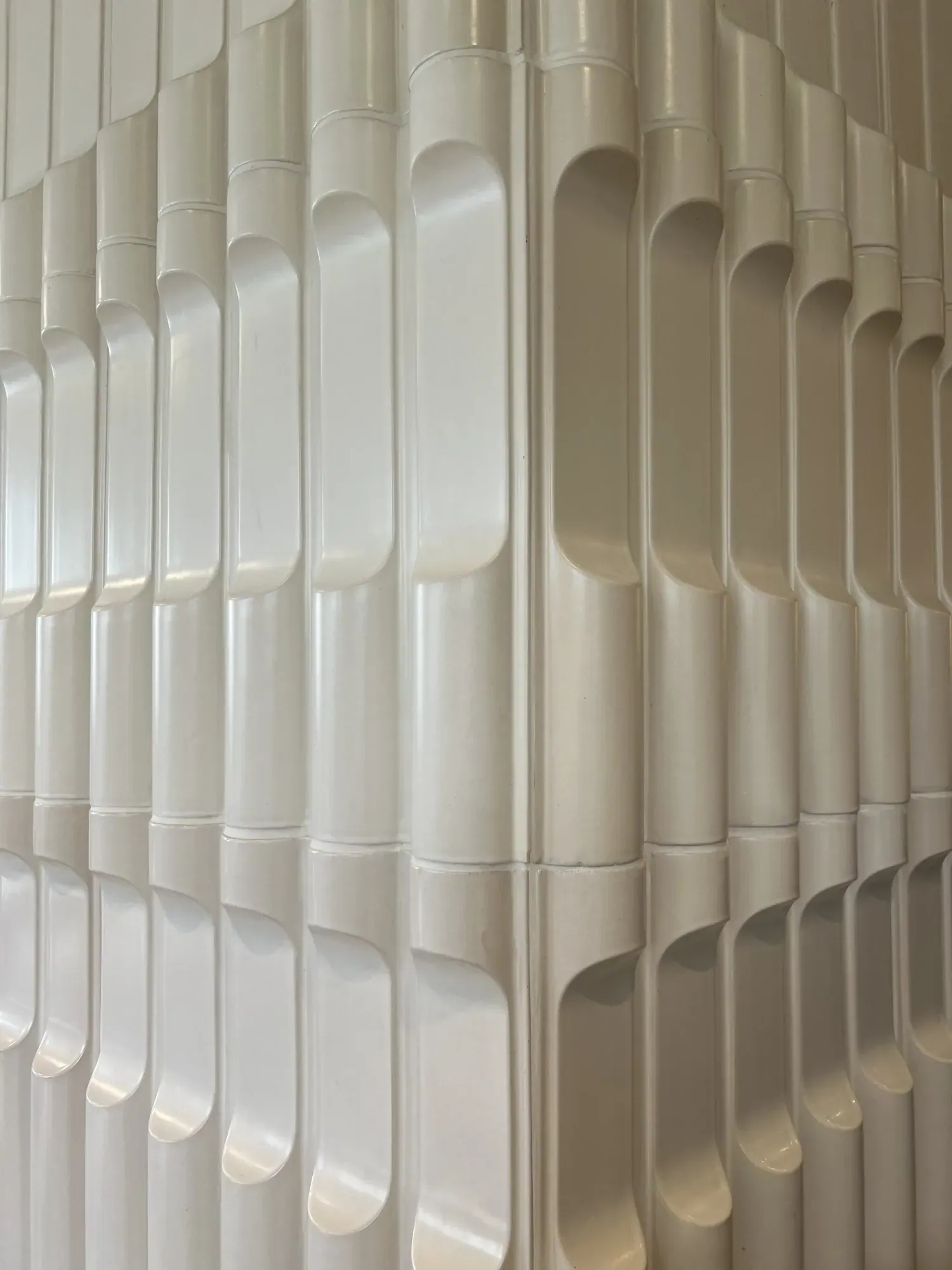 Mur blanc laqué aux reliefs arrondis