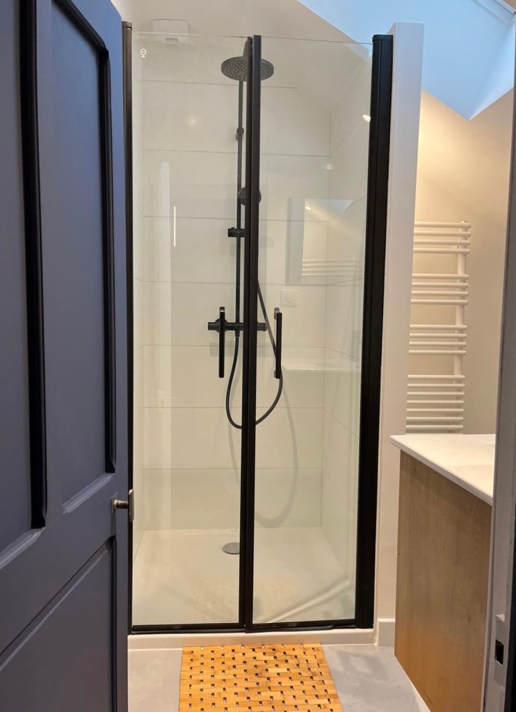 Petite salle de bain en entre-sol d'une maison rénovée en tuffeau avec des finitions modernes. Architecture d'intérieur Angers